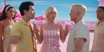 Movie still from “Barbie” (2023), directed by Greta Gerwig – Two men and a woman standing next to each other; Medium shot, Over the shoulder angle