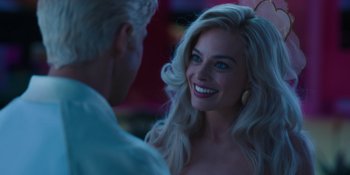 Movie still from “Barbie” (2023), directed by Greta Gerwig – A man and a woman smiling at each other; Close Up shot, Over the shoulder angle