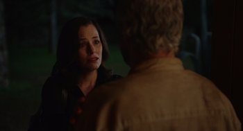 Movie still from “Beau Is Afraid” (2023), directed by Ari Aster – A man and a woman are talking to each other; Close Up shot, Over the shoulder angle