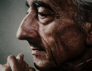 Movie still from “Becoming Cousteau” (2021), directed by Liz Garbus – An old man with a beard is looking to his left; Extreme Close Up shot, Low angle