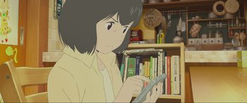 Movie still from “Belle” (2021), directed by Mamoru Hosoda – An animated woman is looking at her cell phone in front of a bookshelf; Close Up shot, High angle