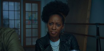 Movie still from “Better Nate Than Ever” (2022), directed by Tim Federle – A woman in a leather jacket is looking at the camera; Close Up shot, Over the shoulder angle