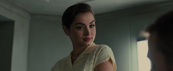 Movie still from “Blade Runner 2049” (2017), directed by Denis Villeneuve – A woman in a yellow shirt is posing for a picture; Close Up shot, Over the shoulder angle