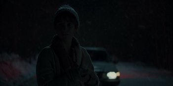 Movie still from “Blood Red Sky” (2021), directed by Peter Thorwarth – A woman standing in front of a car in the dark; Close Up shot, Over the shoulder angle