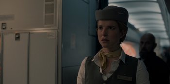 Movie still from “Blood Red Sky” (2021), directed by Peter Thorwarth – A woman wearing a hat and a vest; Close Up shot, Over the shoulder angle