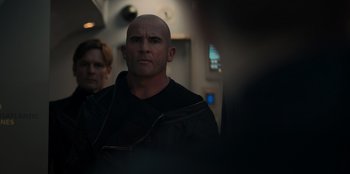 Movie still from “Blood Red Sky” (2021), directed by Peter Thorwarth – A man with a bald head is standing next to a woman; Close Up shot, Over the shoulder angle