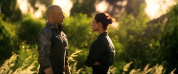 Movie still from “Bloodshot” (2020), directed by Dave Wilson – A man and a woman standing next to each other; Medium shot, Over the shoulder angle