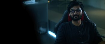 Movie still from “Bloodshot” (2020), directed by Dave Wilson – A man sitting at a computer desk in front of a computer screen; Close Up shot, Over the shoulder angle