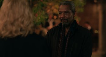 Movie still from “Book Club: The Next Chapter” (2023), directed by Bill Holderman – A man with a gray beard standing in front of a tree; Close Up shot, Over the shoulder angle