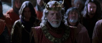 Movie still from “Braveheart” (1995), directed by Mel Gibson – An old man with a beard wearing a crown; Close Up shot, Low angle