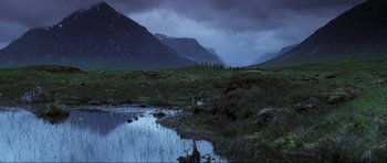 Movie still from “Braveheart” (1995), directed by Mel Gibson – A group of people standing on top of a grass covered field; Extreme Wide shot, High angle