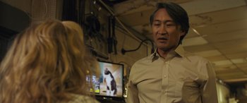 Movie still from “Breaking News in Yuba County” (2021), directed by Tate Taylor – A man and a woman in front of a television; Medium shot, Over the shoulder angle