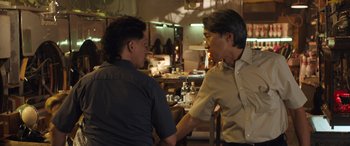Movie still from “Breaking News in Yuba County” (2021), directed by Tate Taylor – Two men are talking in a restaurant; Medium shot, Over the shoulder angle