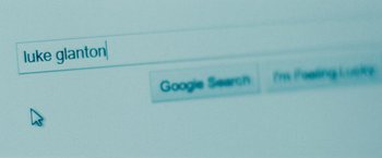 Movie still from “The Place Beyond the Pines” (2012), directed by Derek Cianfrance – View of the google search bar; Extreme Close Up shot, High angle