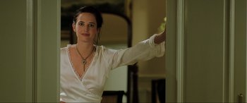 Movie still from “Casino Royale” (2006), directed by Martin Campbell – A woman in a white shirt is holding her arm up; Medium shot, Over the shoulder angle