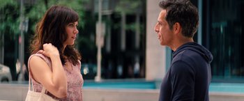 Movie still from “The Secret Life of Walter Mitty” (2013), directed by Ben Stiller – A man and a woman are standing in front of a building; Close Up shot, Over the shoulder angle