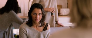 Movie still from “Charlie's Angels” (2019), directed by Elizabeth Banks – A woman sitting in front of another woman in front of a mirror; Close Up shot, Over the shoulder angle