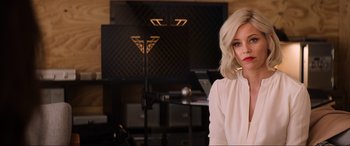 Movie still from “Charlie's Angels” (2019), directed by Elizabeth Banks – A woman with blonde hair sitting in front of a microphone; Close Up shot, Over the shoulder angle