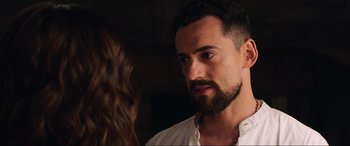 Movie still from “Charlie's Angels” (2019), directed by Elizabeth Banks – A man with a goatee is talking to a woman; Close Up shot, Over the shoulder angle