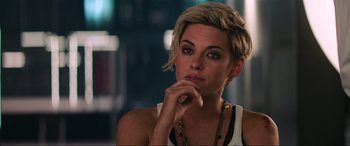 Movie still from “Charlie's Angels” (2019), directed by Elizabeth Banks – A woman with short blonde hair sitting in front of a window; Close Up shot, Over the shoulder angle