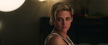 Movie still from “Charlie's Angels” (2019), directed by Elizabeth Banks – A person with short blonde hair; Close Up shot, Over the shoulder angle