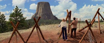 Movie still from “Close Encounters of the Third Kind” (1977), directed by Steven Spielberg – A man and a woman standing in front of a fence; Wide shot, Low angle