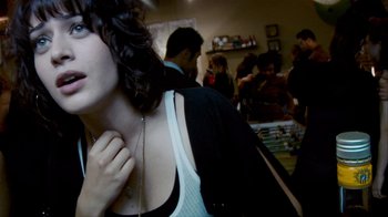 Movie still from “Cloverfield” (2008), directed by Matt Reeves – A woman is standing in front of a group of people; Close Up shot, Low angle