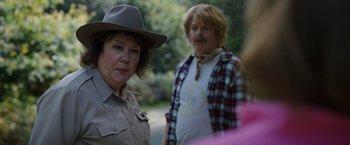 Movie still from “Cocaine Bear” (2023), directed by Elizabeth Banks – A woman and a man standing next to each other outside; Close Up shot, Over the shoulder angle