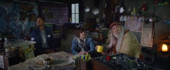 Movie still from “Color Out of Space” (2019), directed by Richard Stanley – Two people sitting on the floor in a room; Medium shot, Over the shoulder angle