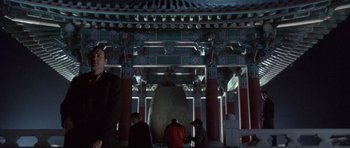 Movie still from “The Usual Suspects” (1995), directed by Bryan Singer – A group of people standing around a building; Medium shot, Low angle