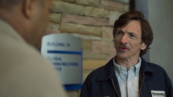 Movie still from “Contagion” (2011), directed by Steven Soderbergh – A man is talking to a woman in front of a brick wall; Close Up shot, Over the shoulder angle