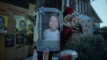 Movie still from “Contagion” (2011), directed by Steven Soderbergh – A picture of a man on a pole with flowers on it; Extreme Close Up shot, High angle