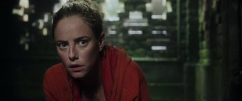 Movie still from “Crawl” (2019), directed by Alexandre Aja – A woman in a red jacket sitting in front of a wall; Close Up shot, Over the shoulder angle