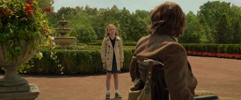 Movie still from “Dark Phoenix” (2019), directed by Simon Kinberg – A woman and a girl are standing in front of a hedge; Medium shot, Over the shoulder angle