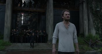 Movie still from “Dawn of the Planet of the Apes” (2014), directed by Matt Reeves – A man standing in front of a crowd in front of a building; Medium shot, Low angle