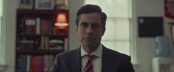 Movie still from “Dear Evan Hansen” (2021), directed by Stephen Chbosky – A person wearing a suit and a tie; Close Up shot, Over the shoulder angle