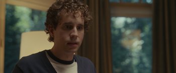 Movie still from “Dear Evan Hansen” (2021), directed by Stephen Chbosky – A man with curly hair is standing in a room; Close Up shot, Over the shoulder angle