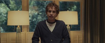 Movie still from “Dear Evan Hansen” (2021), directed by Stephen Chbosky – A man with curly hair standing in front of a lamp; Medium shot, Over the shoulder angle