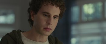 Movie still from “Dear Evan Hansen” (2021), directed by Stephen Chbosky – A man with curly hair is looking into the distance; Close Up shot, Over the shoulder angle