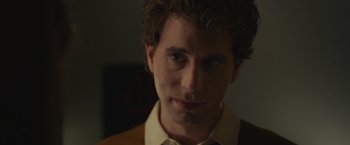 Movie still from “Dear Evan Hansen” (2021), directed by Stephen Chbosky – A person with curly hair; Close Up shot, Over the shoulder angle