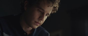 Movie still from “Dear Evan Hansen” (2021), directed by Stephen Chbosky – A person with curly hair; Close Up shot, Low angle