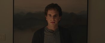 Movie still from “Dear Evan Hansen” (2021), directed by Stephen Chbosky – A young man is posing for a picture; Close Up shot, Low angle