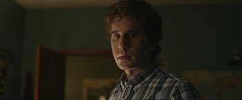 Movie still from “Dear Evan Hansen” (2021), directed by Stephen Chbosky – A man with curly hair wearing a checkered shirt; Close Up shot, Over the shoulder angle