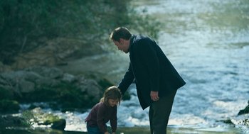 Movie still from “Deep Water” (2022), directed by Adrian Lyne – A man and a little girl playing in the water; Wide shot, High angle
