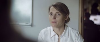 Movie still from “Upstream Color” (2013), directed by Shane Carruth – A person wearing a white shirt; Close Up shot, Over the shoulder angle