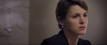 Movie still from “Upstream Color” (2013), directed by Shane Carruth – A person wearing a black shirt; Close Up shot, Over the shoulder angle