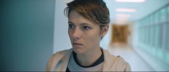 Movie still from “Upstream Color” (2013), directed by Shane Carruth – A person with short brown hair; Close Up shot, Over the shoulder angle