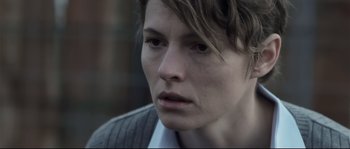 Movie still from “Upstream Color” (2013), directed by Shane Carruth – A person with short brown hair; Close Up shot, Over the shoulder angle