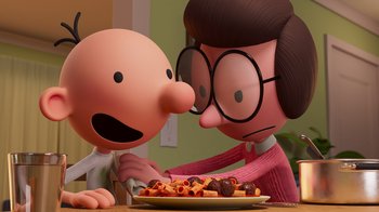 Movie still from “Diary of a Wimpy Kid” (2021), directed by Gino Nichele – A woman and a man are eating pizza together; Close Up shot, Over the shoulder angle