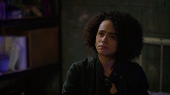 Movie still from “Die Hart” (2023), directed by Eric Appel – A woman sitting in a room looking at the camera; Close Up shot, Over the shoulder angle